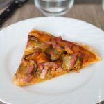 Pizza aubergine lardons